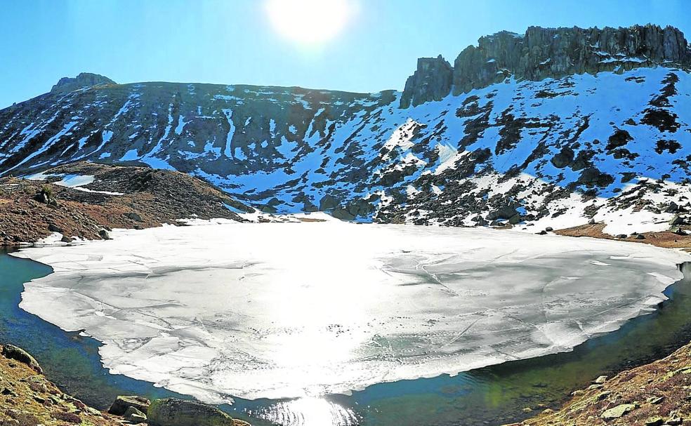 El deshielo en febrero, este era el aspecto de la Laguna de Urbión este lunes. A la derecha, varios detalles.