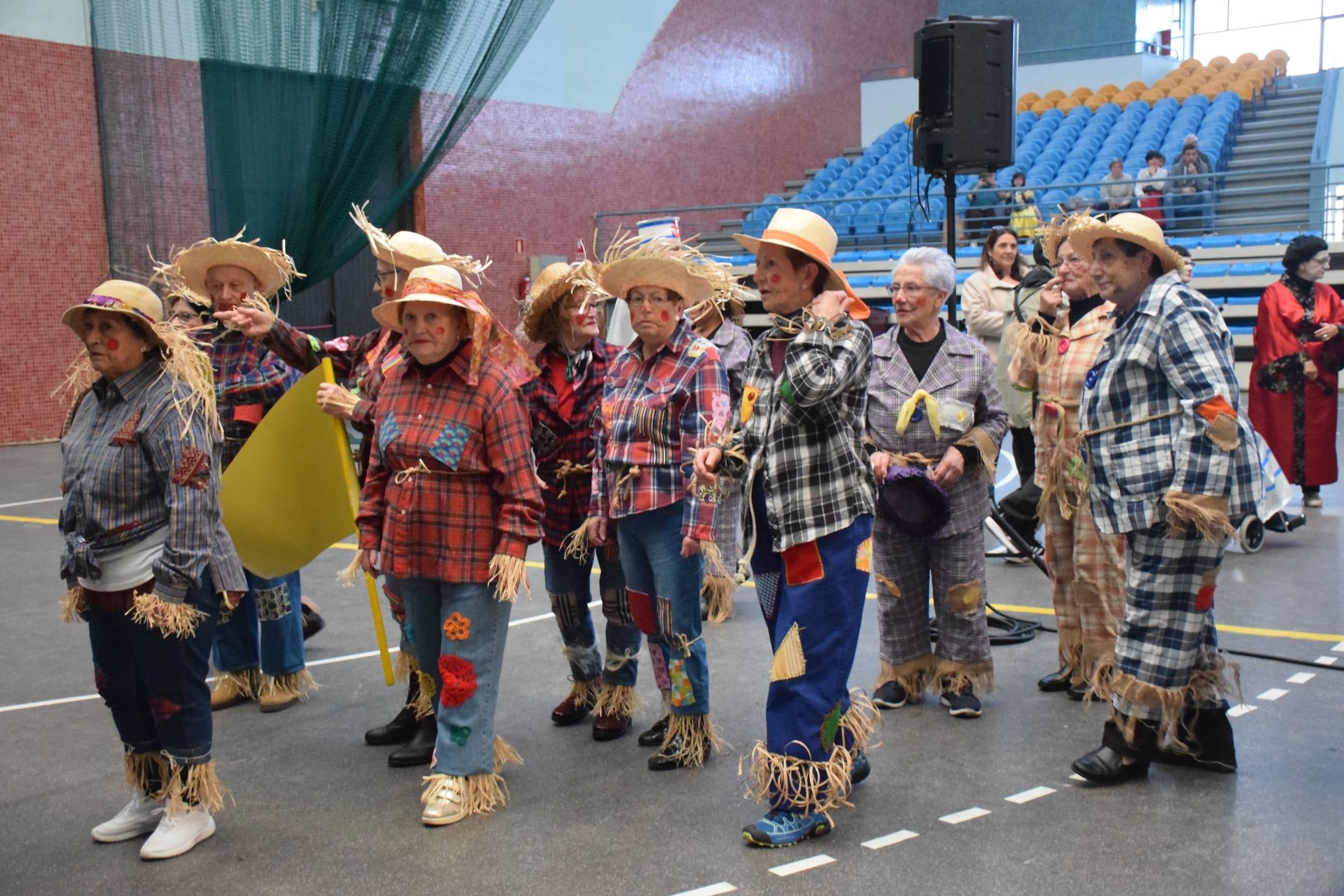 Los mayores festejan el Carnaval en el polideportivo de Las Gaunas