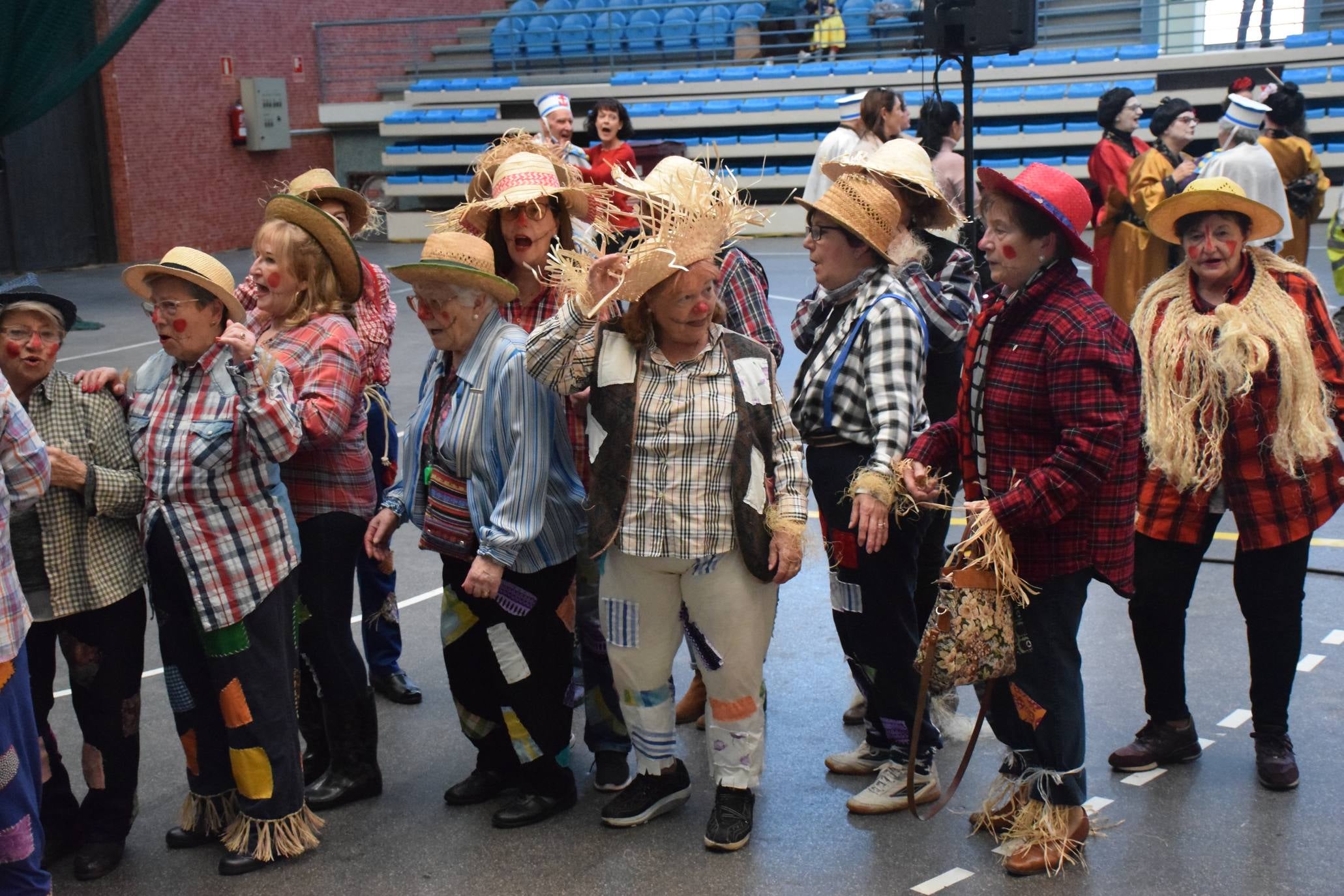 Los mayores festejan el Carnaval en el polideportivo de Las Gaunas