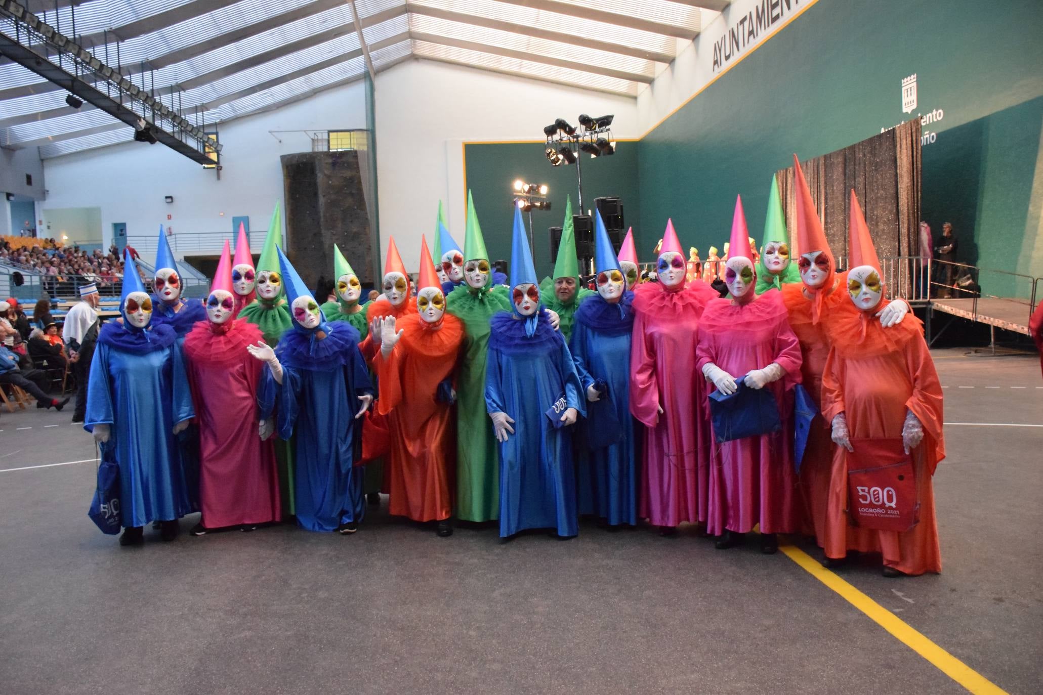 Los mayores festejan el Carnaval en el polideportivo de Las Gaunas