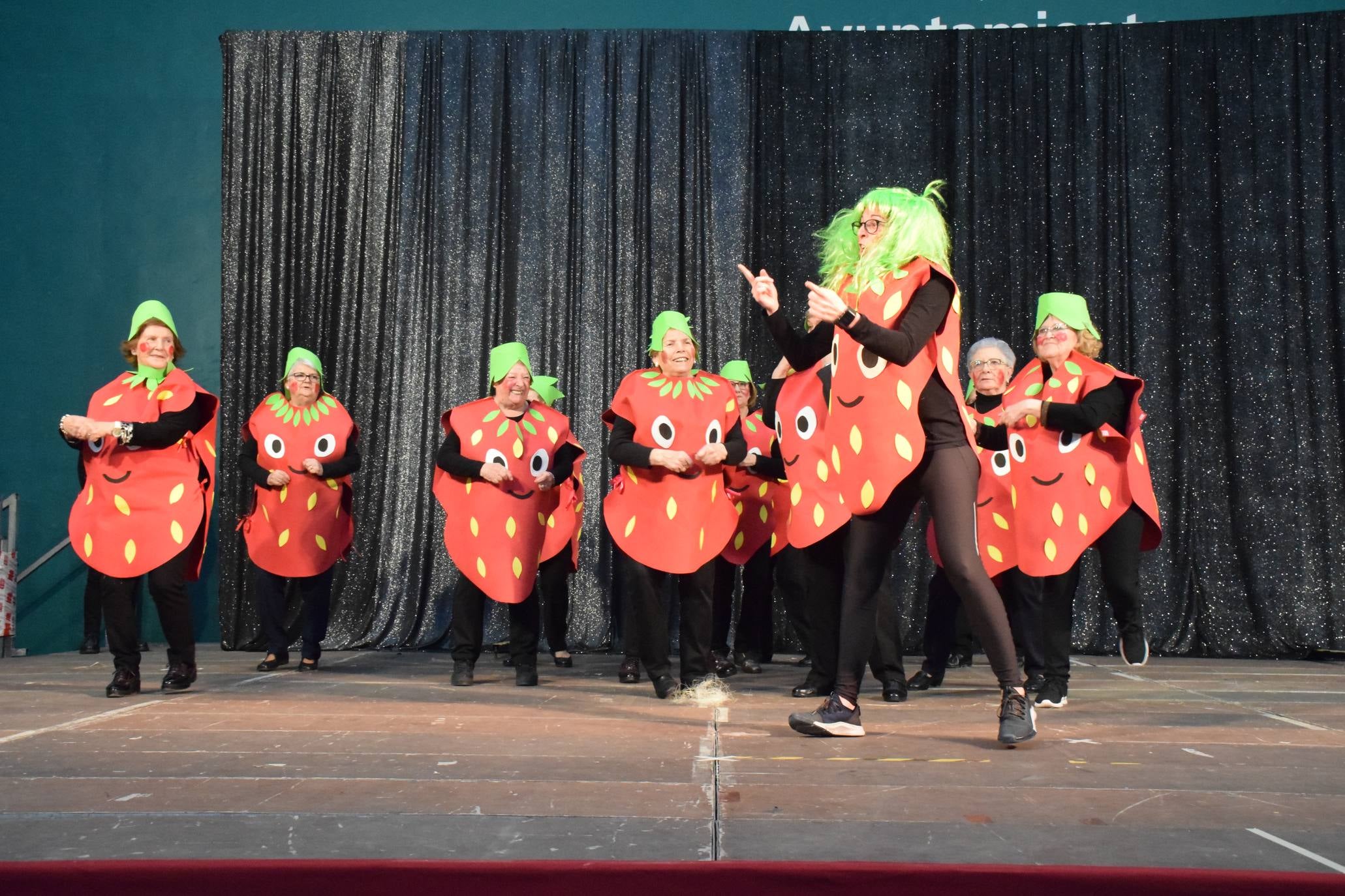 Los mayores festejan el Carnaval en el polideportivo de Las Gaunas