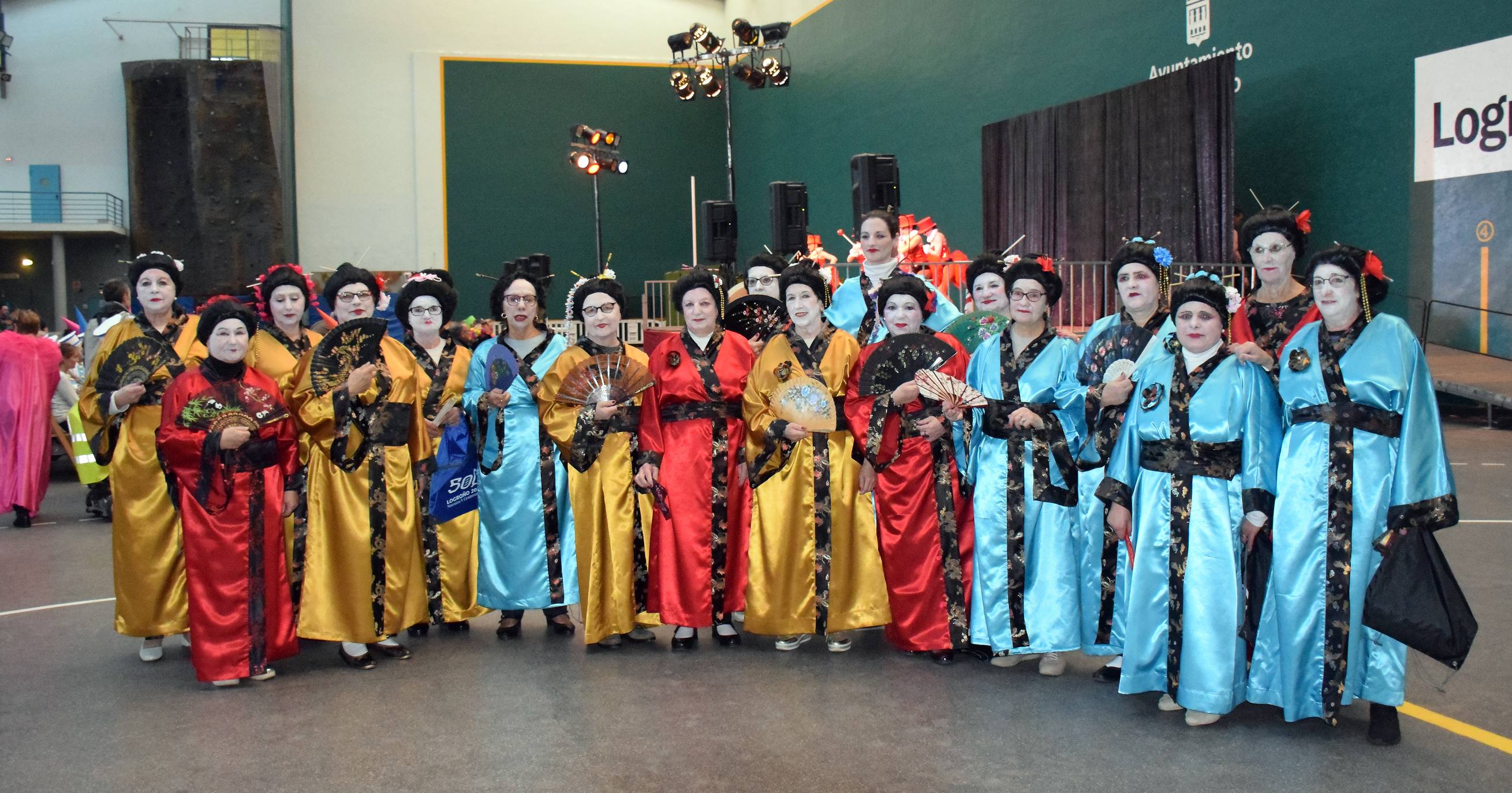 Los mayores festejan el Carnaval en el polideportivo de Las Gaunas