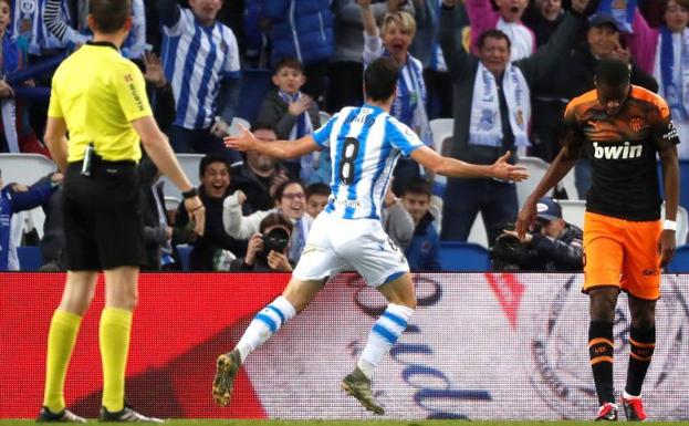 La Real Sociedad golea al Valencia y entra en puestos europeos