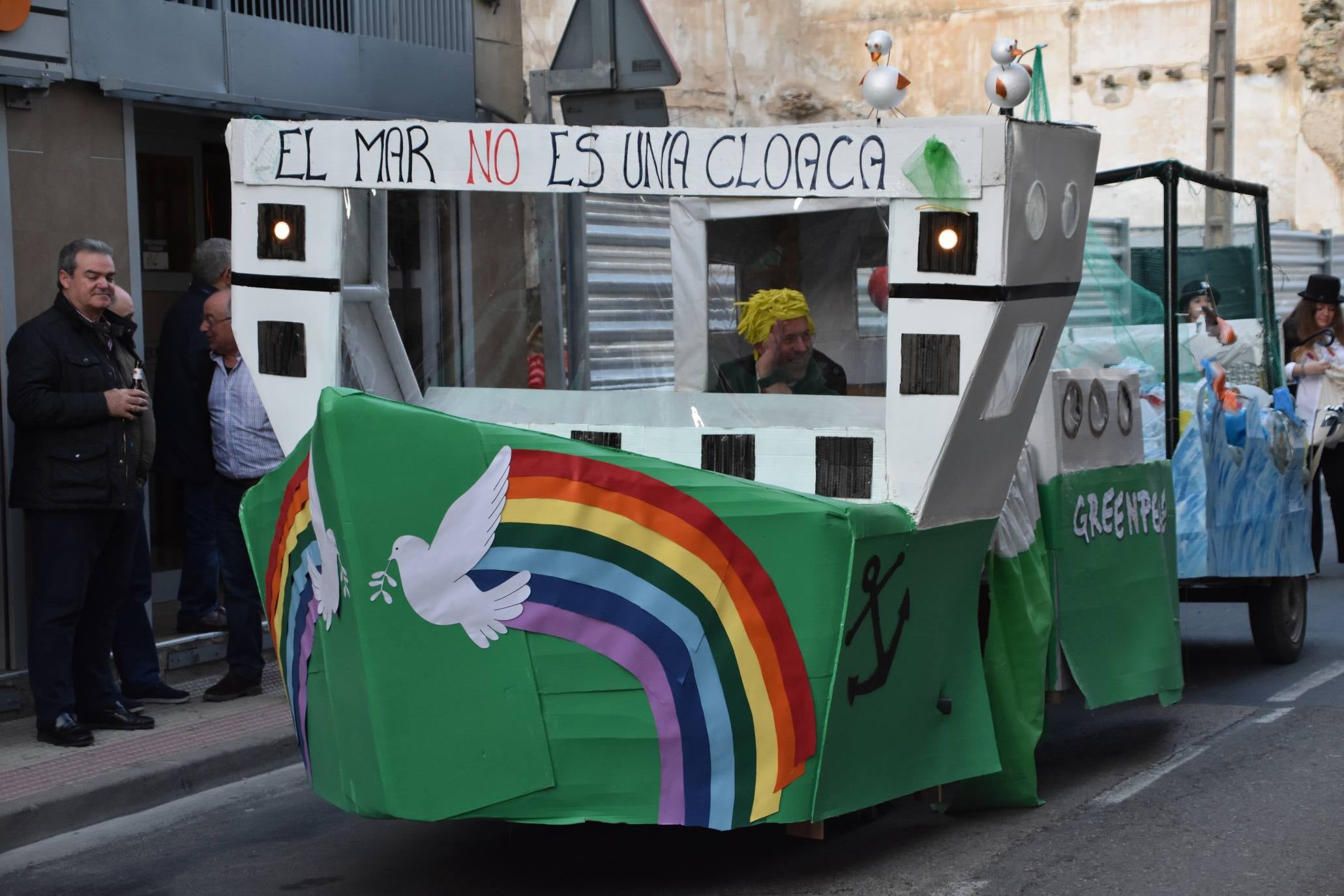 Fotos: Más de treinta carrozas y grupos llenan de color Cervera