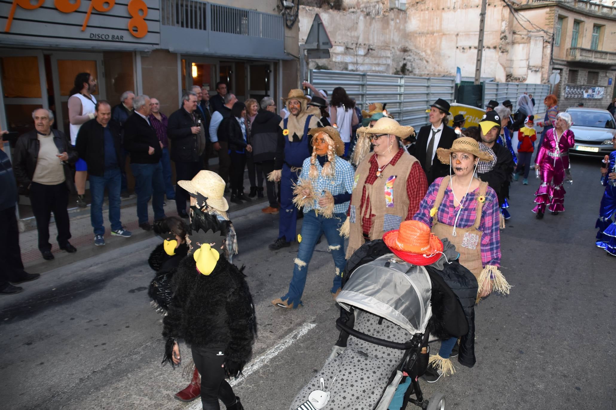 Fotos: Más de treinta carrozas y grupos llenan de color Cervera