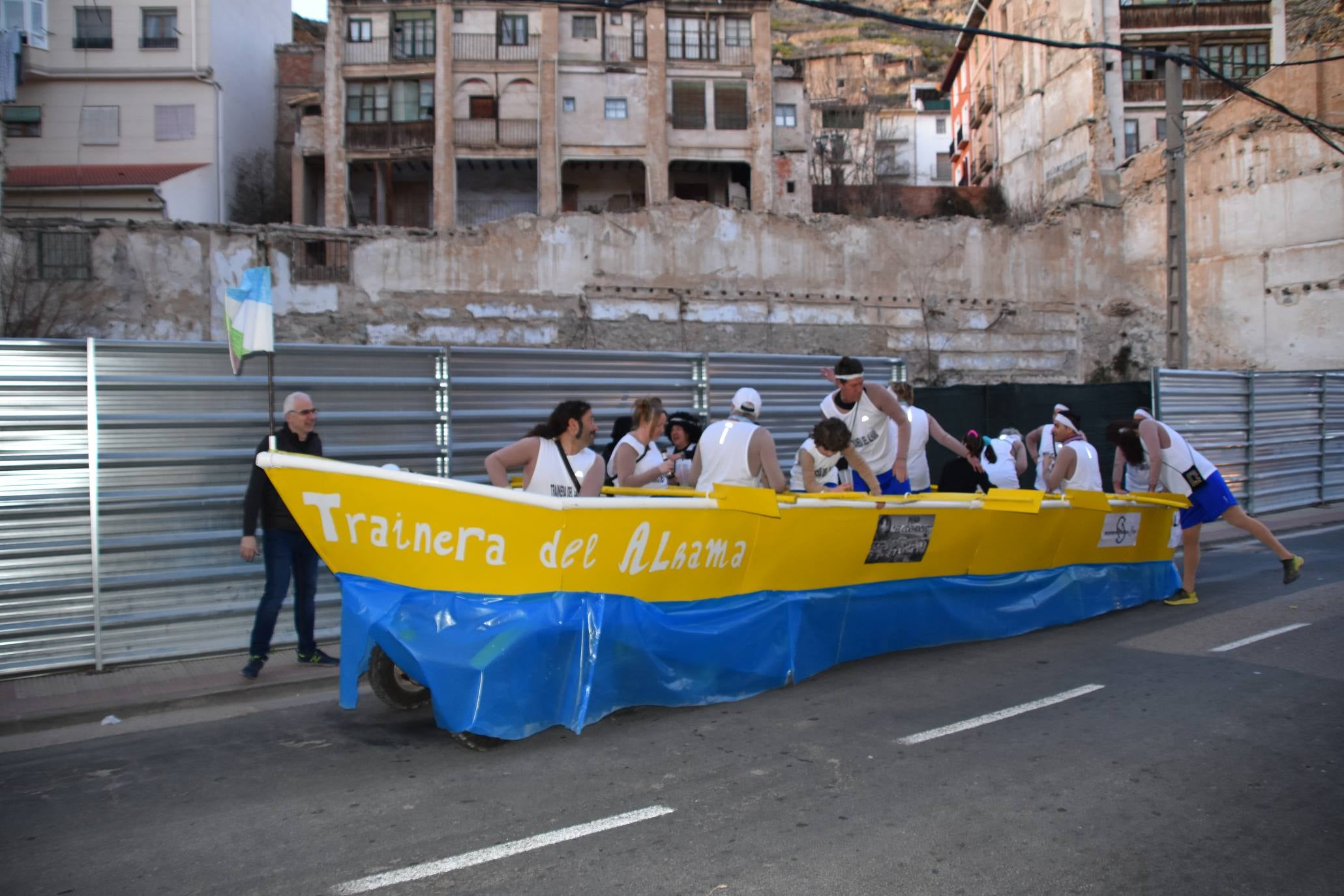 Fotos: Más de treinta carrozas y grupos llenan de color Cervera