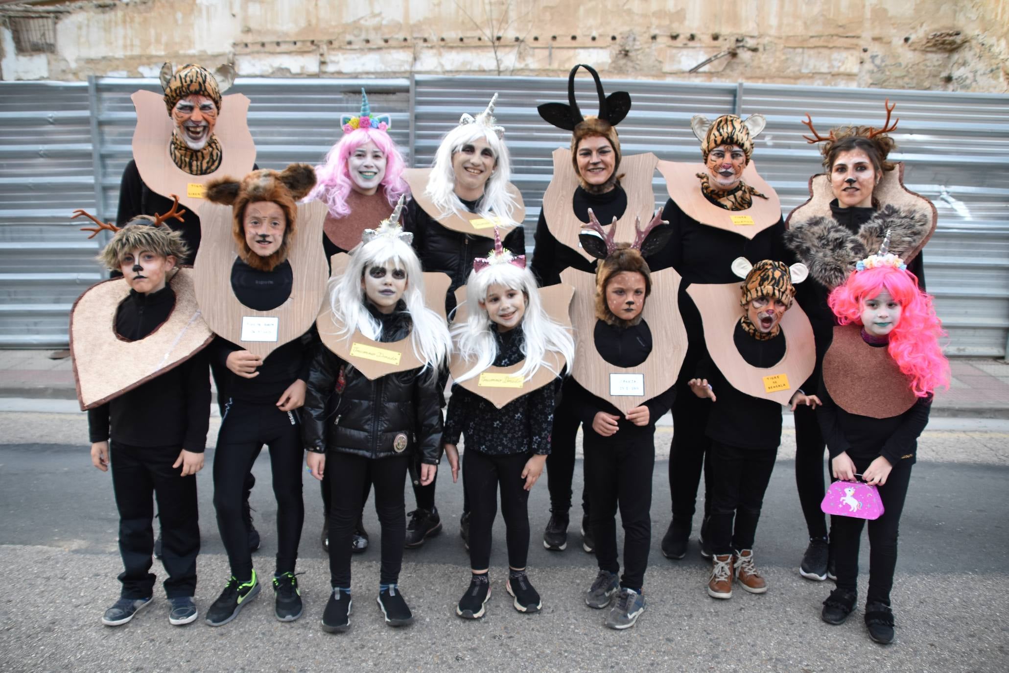 Fotos: Más de treinta carrozas y grupos llenan de color Cervera