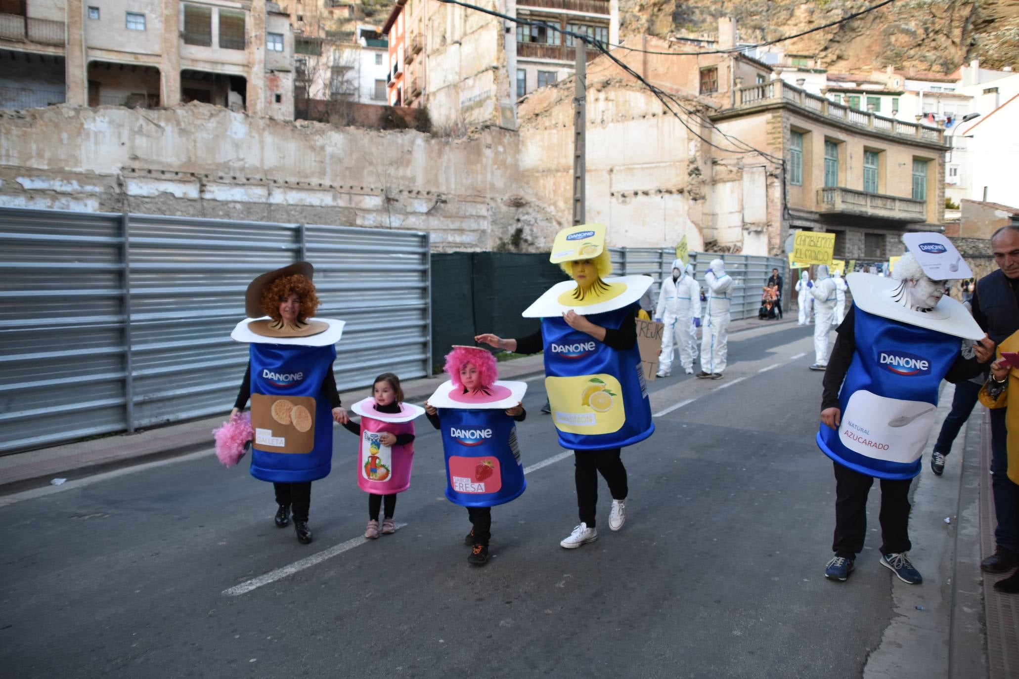 Fotos: Más de treinta carrozas y grupos llenan de color Cervera