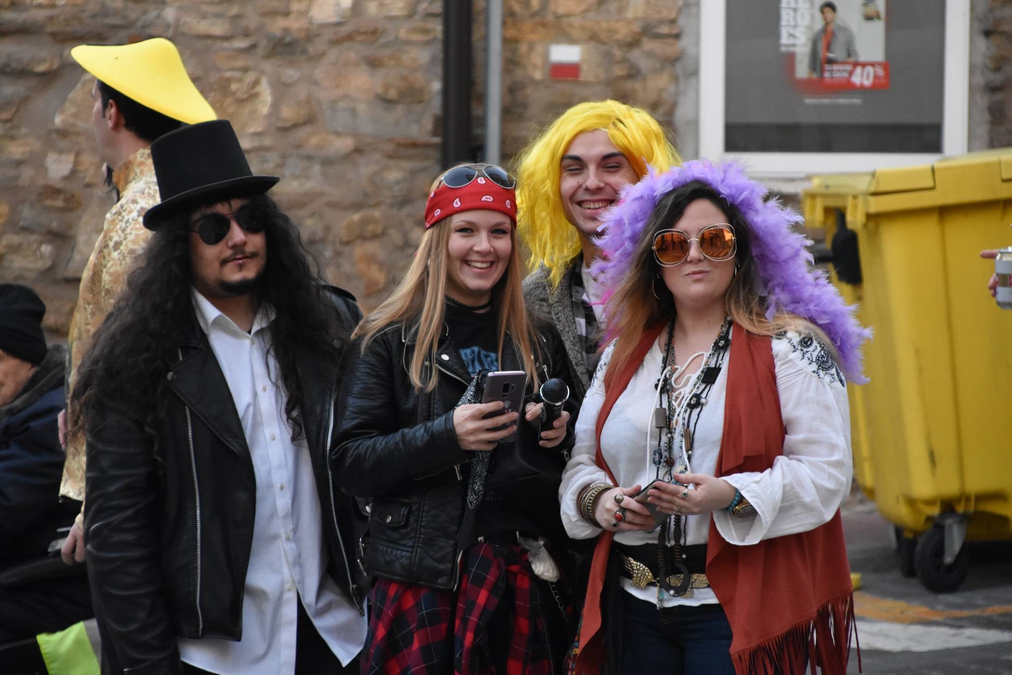 Fotos: Más de treinta carrozas y grupos llenan de color Cervera