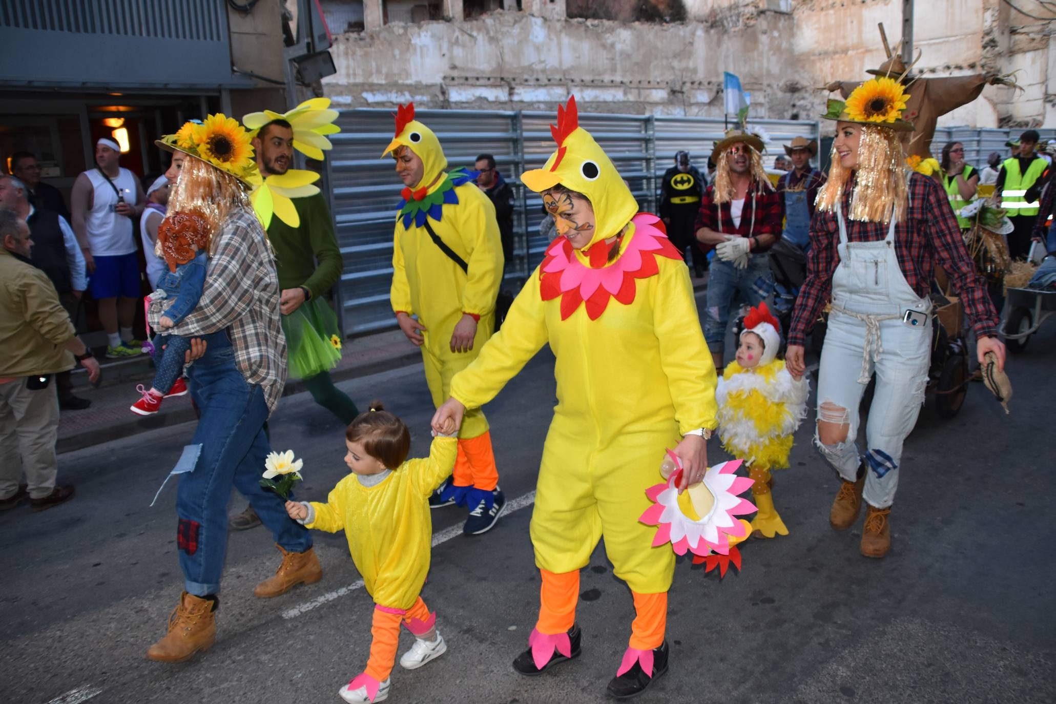 Fotos: Más de treinta carrozas y grupos llenan de color Cervera