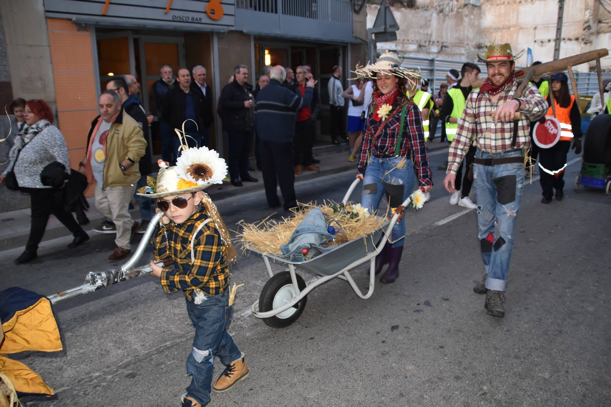 Fotos: Más de treinta carrozas y grupos llenan de color Cervera