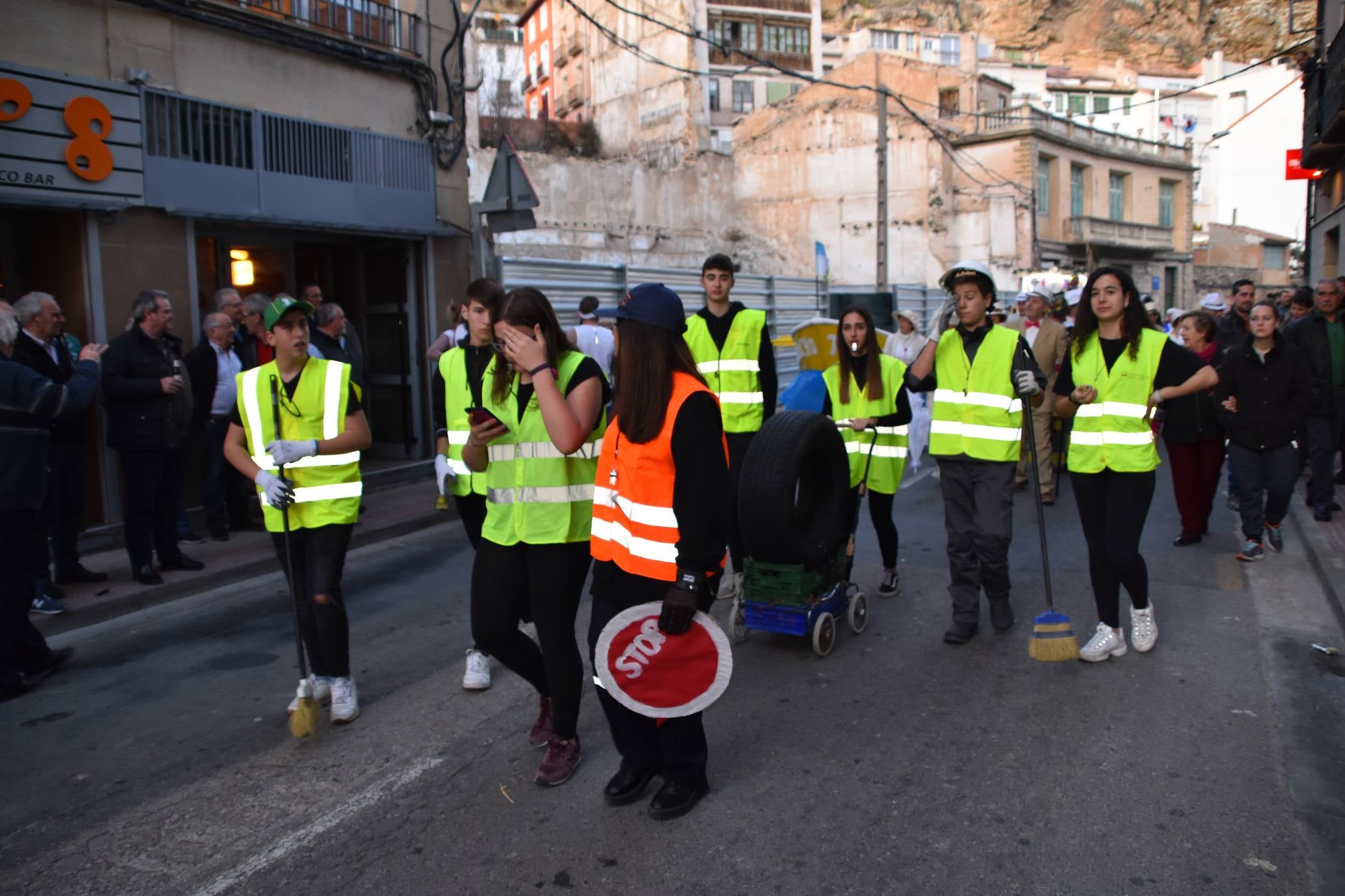 Fotos: Más de treinta carrozas y grupos llenan de color Cervera