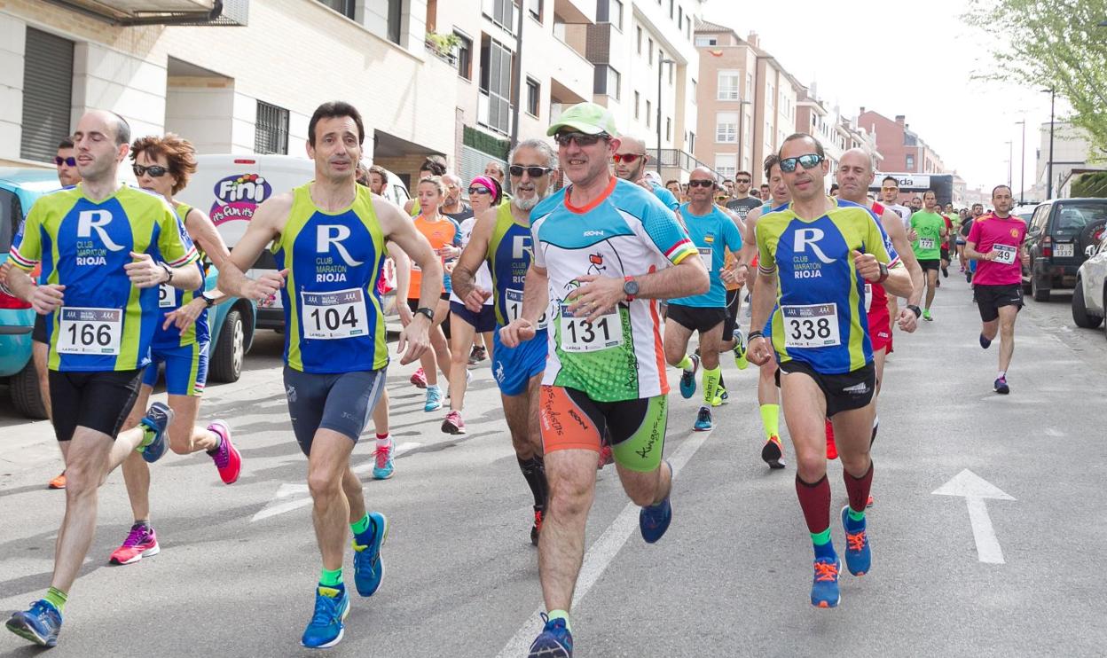 Un grupo de atletas en la salida de la última edición de la Carrera Valle del Iregua disputada. 