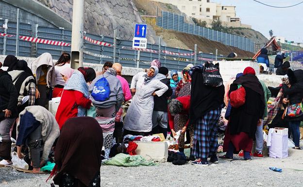 Marruecos ha intensificado los controles sobre el comercio y los antaño porteadores tratan de pasar la ropa que luego revenderán con ella puesta.