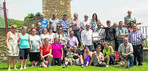 Entrega del simbólico galardón de 'Mi despoblado es el mejor' en el 2016 a Luezas por parte de Jarcia Riojanista. 