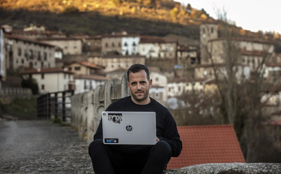 Conectado. Gonzalo puede seguir las clases 'on line' desde Villoslada, donde reside.