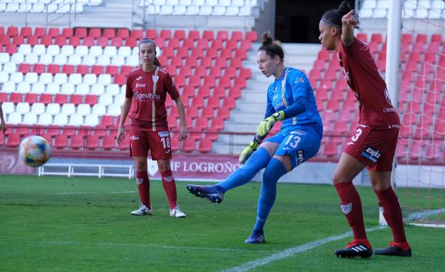 Isabel Longa despeja el cuero el pasado sábado ante la presencia de Nagela y Raquel. 