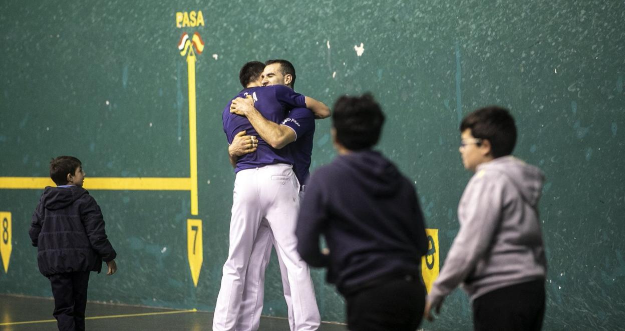 Zabala y Pedro Ruiz se abrazan en un choque anterior. 