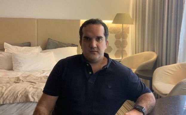 Nacho Labarga, periodista riojano de Marca, en su habitación del hotel Crowne Plaza de Abu Dhabi