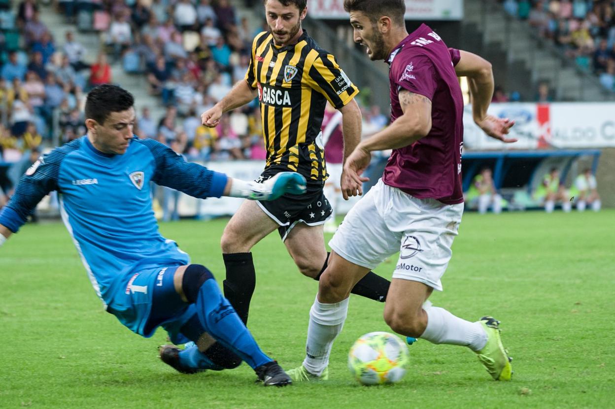 Facu encara al portero del Barakaldo en Lasesarre. 