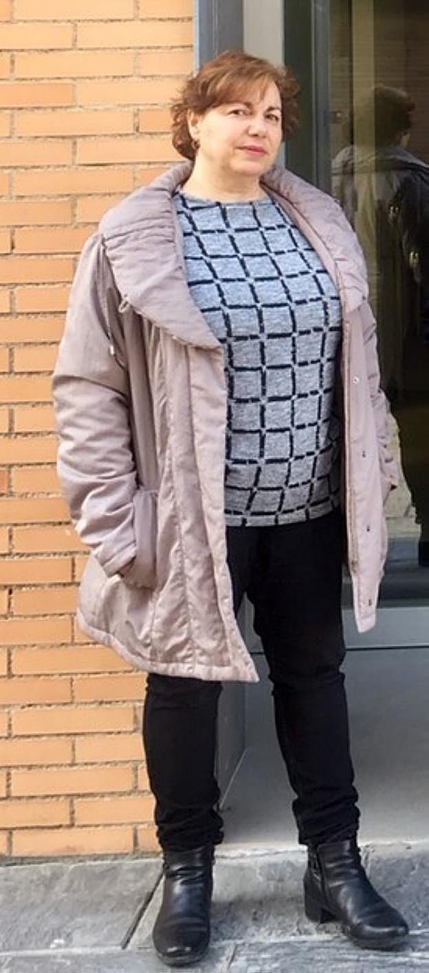 Ana Esther Agriano junto al Vivero de Empresas. AYTO. DE HARO