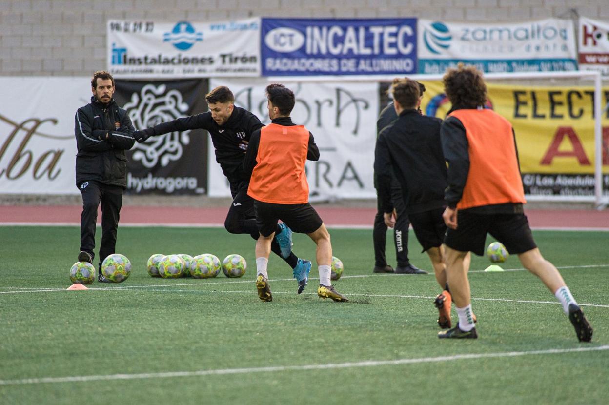 Aitor Calle, entrenador del Haro Deportivo, presencia una acción durante un entrenamiento de esta semana en El Mazo. 