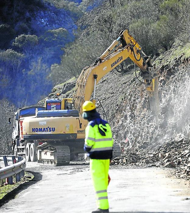 La excavadora realiza labores para ensanchar la calzada.