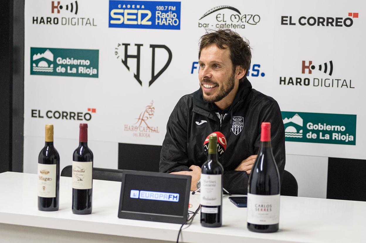 Aitor Calle en la sala de prensa de El Mazo tras el partido que su equipo jugó contra el Barakaldo. DONÉZAR