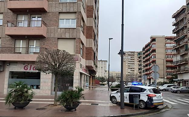 Ladrillos desprendidos de una fachada en Jorge Vigón