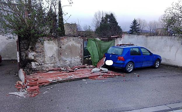 Cascotes caídos sobre un coche en Santo Domingo.