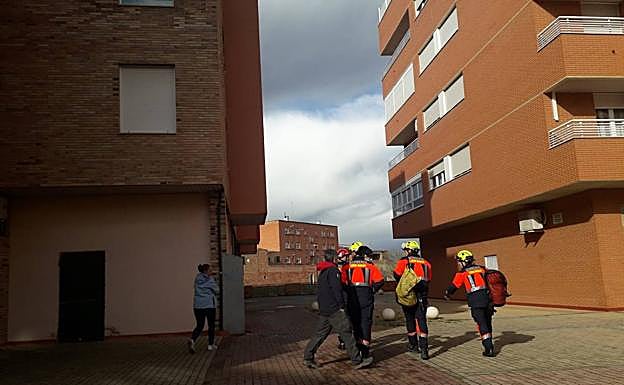 Bomberos de Calahorra acuden a un aviso por desprendimiento de una teja en un edificio de viviendas de la calle Carretera de Murillo de Calahorra