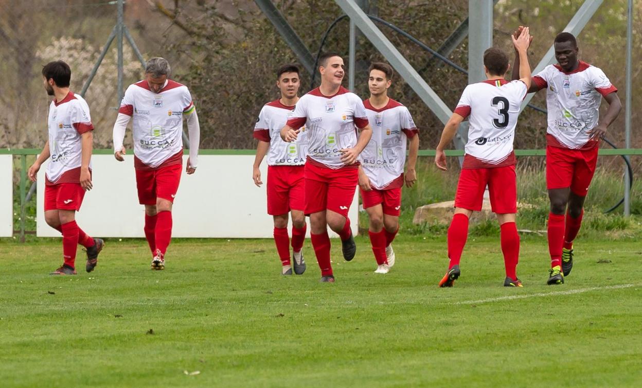 Los futbolistas del San Marcial festejan uno de los cuatro goles que hicieron al filial del Haro. 