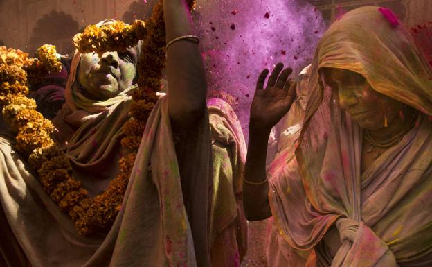 Viudas participando en la ceremonia de Holi, en India.