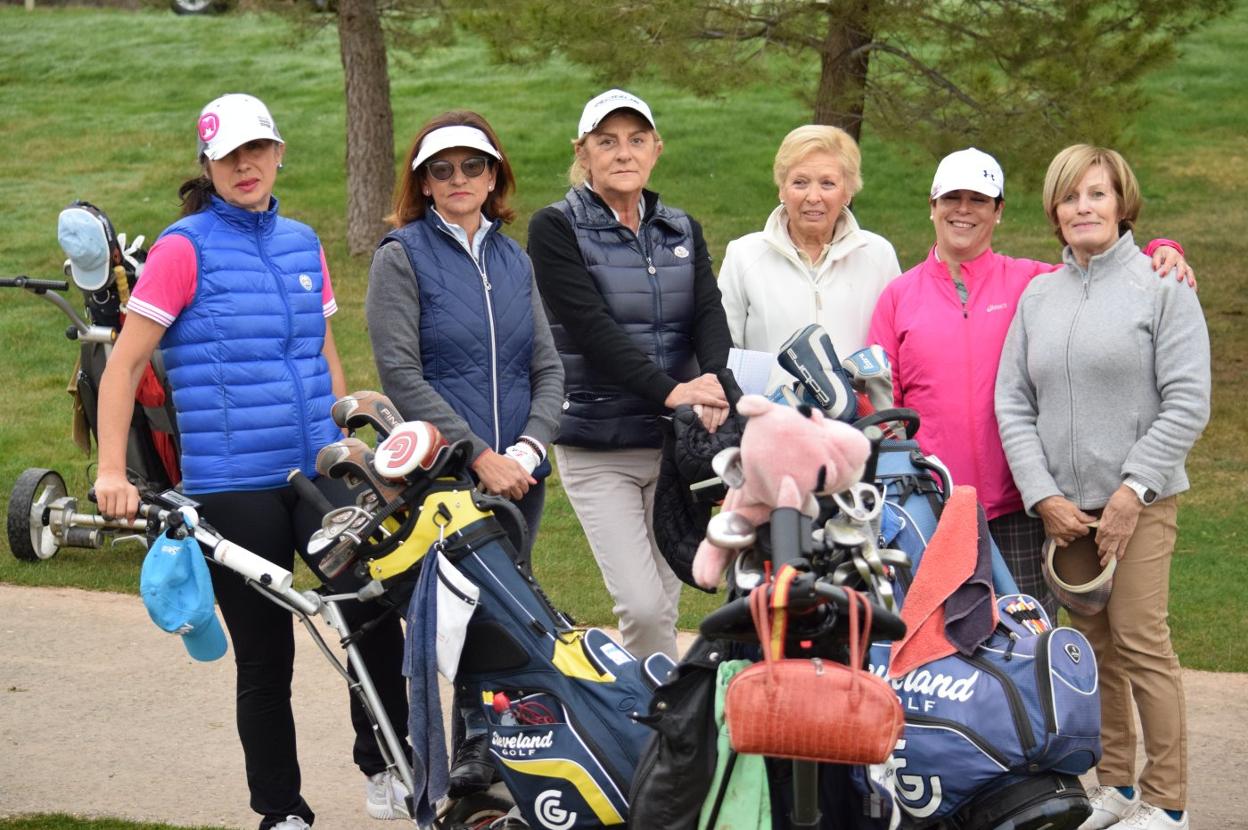 En la foto superior, José Miguel Arellano. En la inferior, Nieves Martínez, Julia Martínez, Marisol Ruiz, Lidia Lara, Carmen Evangelio y Paula Nájera.