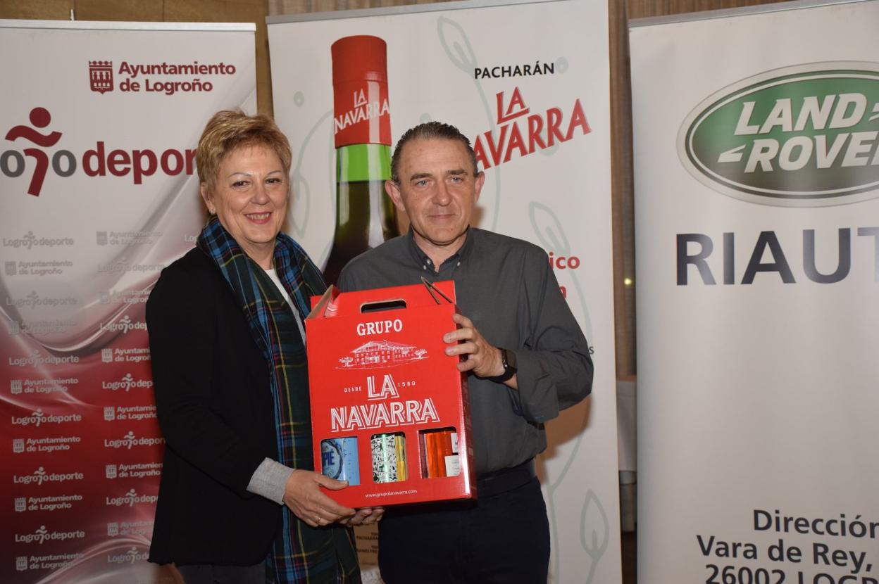 José Manuel Plo, de Pacharán La Navarra, entrega el premio a Gabriela Amelivia.