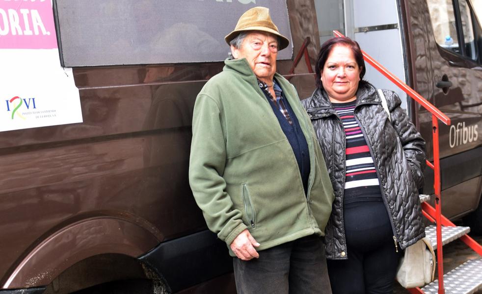 Roberto y Mari Carmen posan en Villoslada junto al 'ofibus'. 