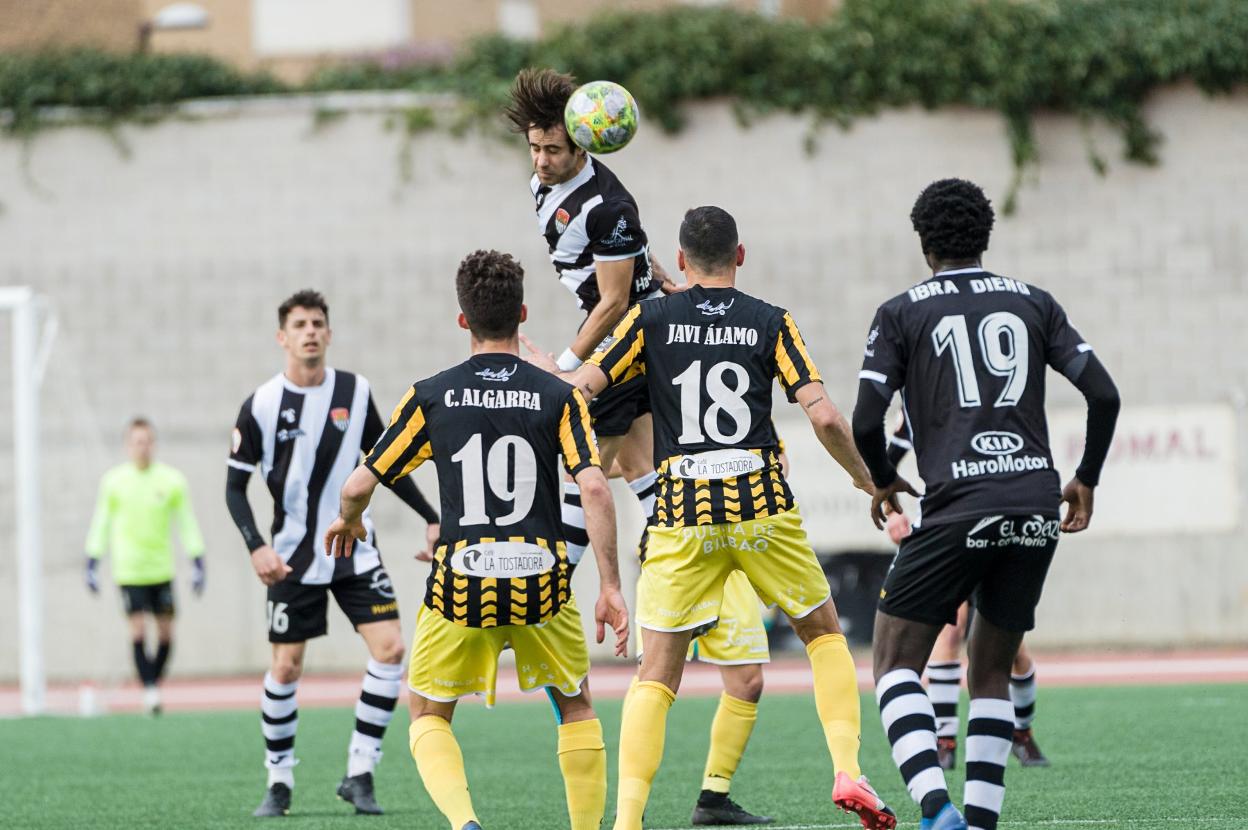 Josua despeja un balón en el partido contra el Barakaldo. 