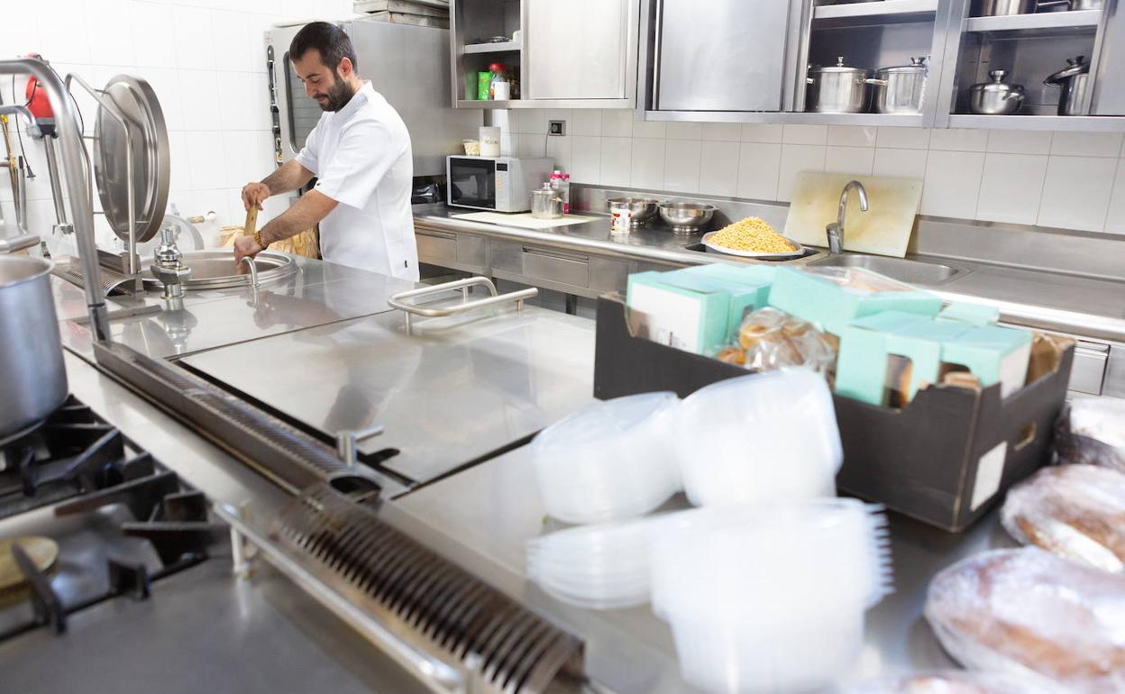 Un operario trabaja en los fogones de la Cocina Económica. 