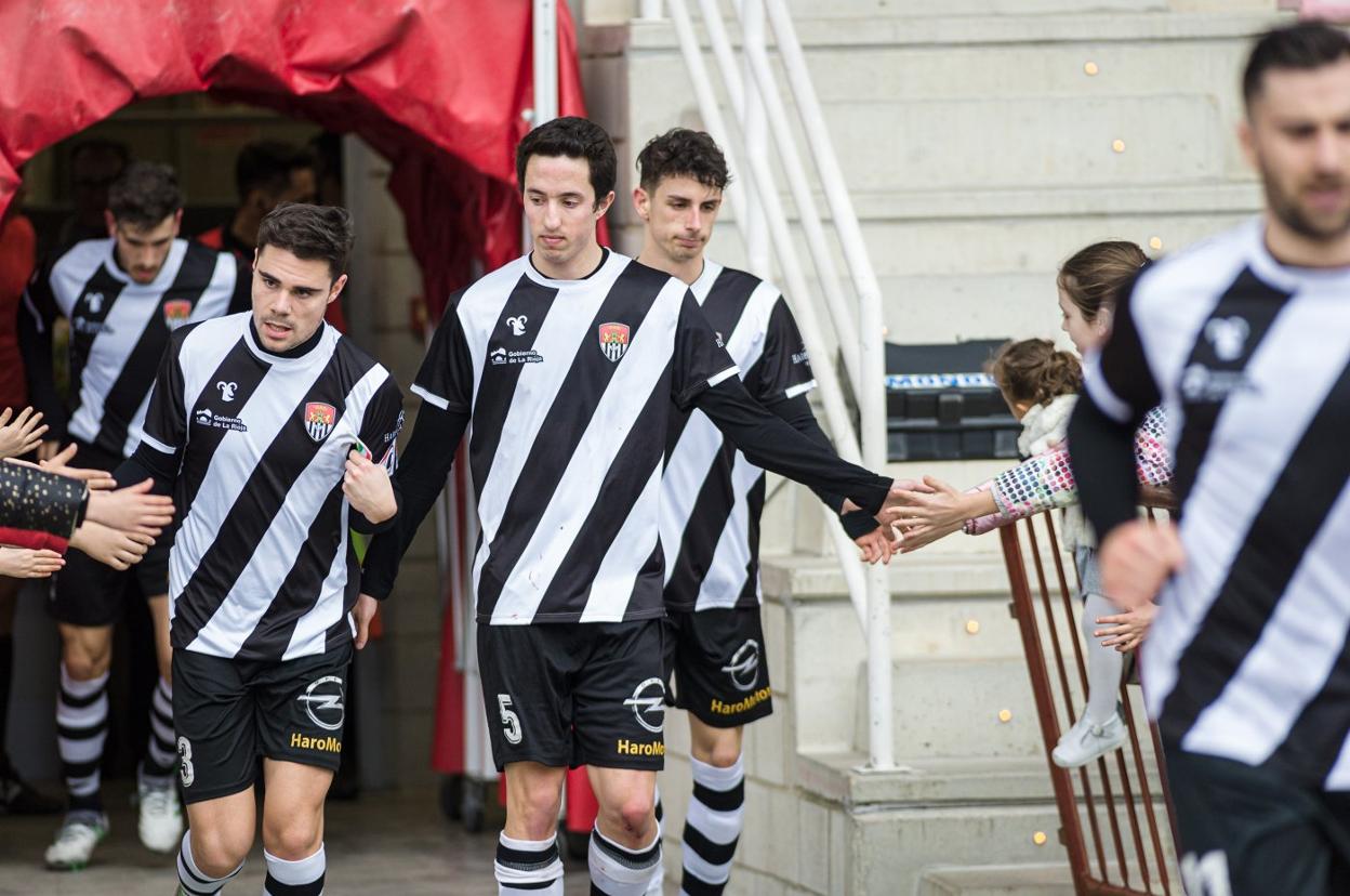 Loza y Duro saliendo del túnel de vestuarios de El Mazo. 