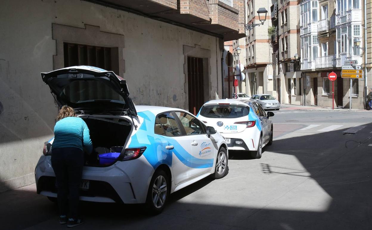 Vehículos de salud, en una calle de haro, ayer, jueves 