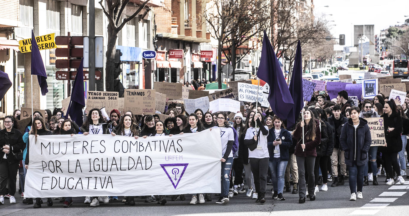 Fotos: 8M: Cientos de estudiantes se manifiestan para reinvidicar la igualdad en la educación