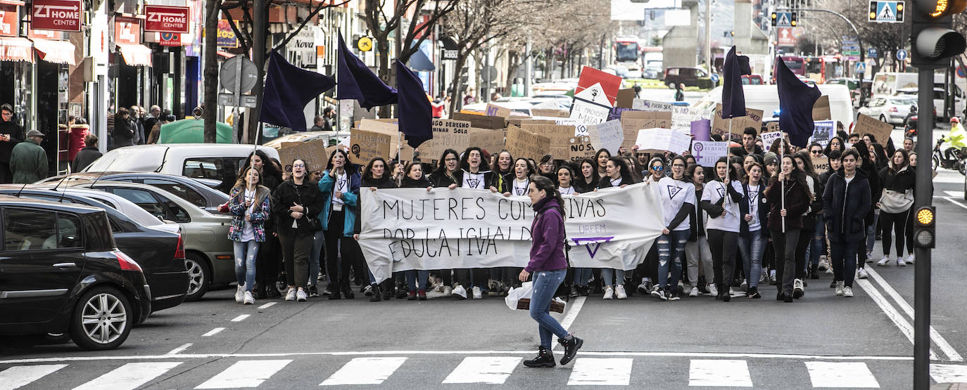 Fotos: 8M: Cientos de estudiantes se manifiestan para reinvidicar la igualdad en la educación