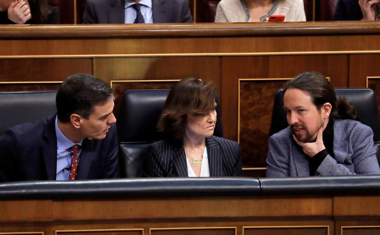 Pedro Sánchez, Carmen Calvo y Pablo Iglesias en el Congreso.