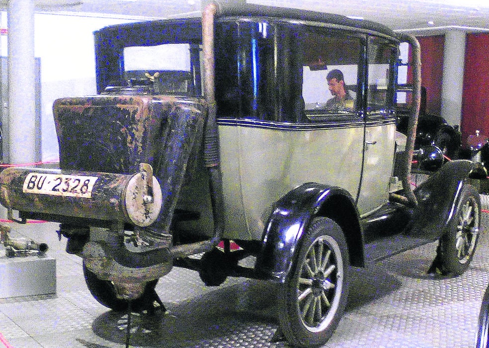 Pieza de museo. El motor, en un vehículo expuesto en el Museo de Historia de la Automoción de Salamanca. I.S.