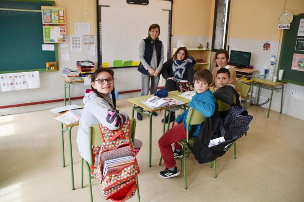 Los tres alumnos de Cornago con su tutora, la orientadora y la profesora de PT. 