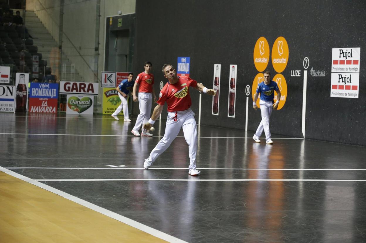 Olaizola se dispone a sacar durante el encuentro disputado ayer en Bilbao. 