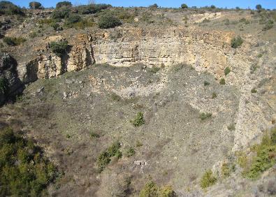 Imagen secundaria 1 - Vista sobre el valle del Ebro y Ribafrecha, dolina de la Covacha y sendero que baja a Zenzano 