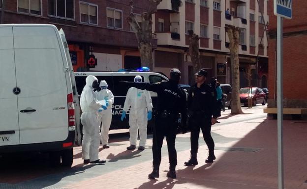 Agentes de la Policía con trajes de protección entregan una decena de notificaciones en Logroño