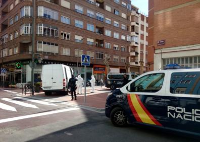 Imagen secundaria 1 - Coronavirus en La Rioja: La Policía entrega notificaciones con trajes de protección en Logroño