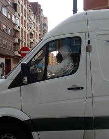 Imagen secundaria 2 - Coronavirus en La Rioja: La Policía entrega notificaciones con trajes de protección en Logroño